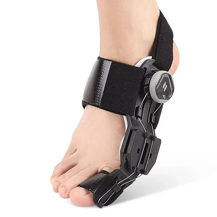 Svart tåskena mot hallux valgus buren på foten med BOA-vred