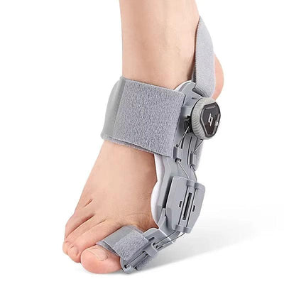 Grå tåskena mot hallux valgus buren på foten, från sidan