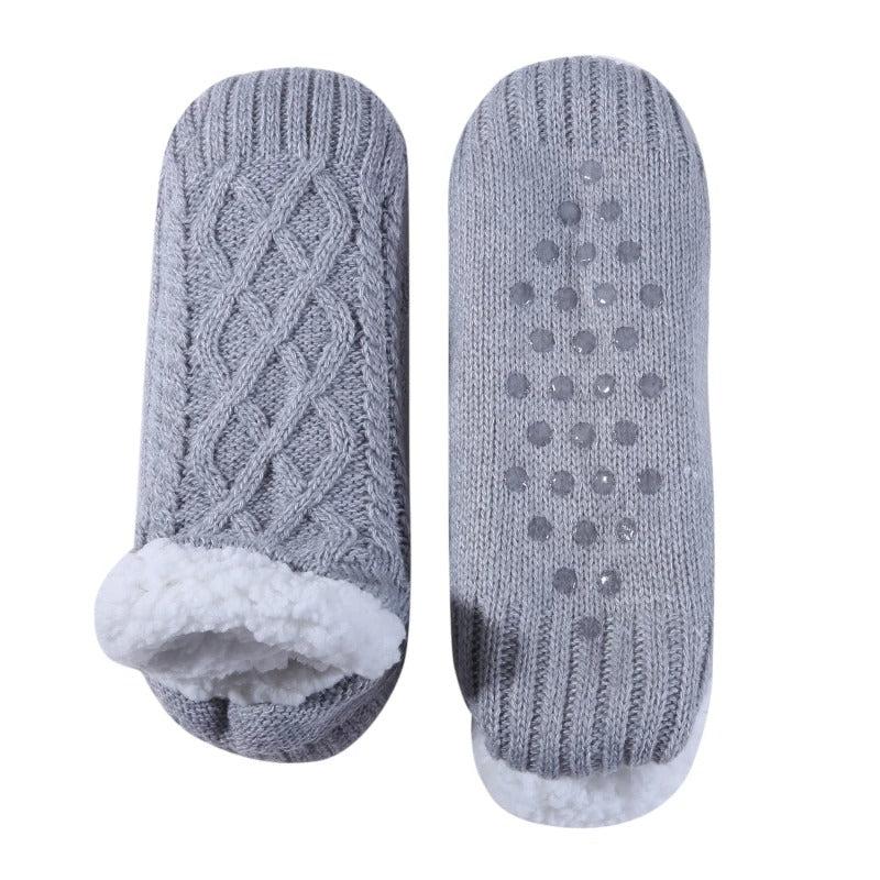 Grå kabelstickade tofflesockor med fleecemudd och halkskyddsprickar