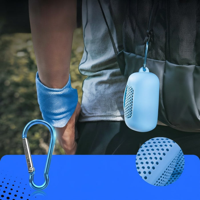 Blå kylhandduk lindad runt handleden med silikonfodral på ryggsäck