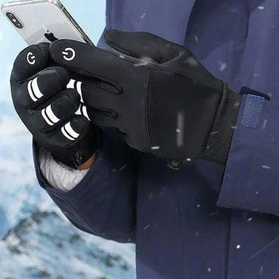 Hand i handske som använder mobilen med pekskärmsvänliga fingertoppar