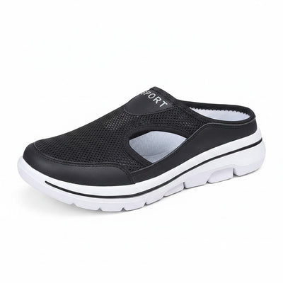Musta verkkokankainen slip on -clog-sandaali valkoisella taustalla