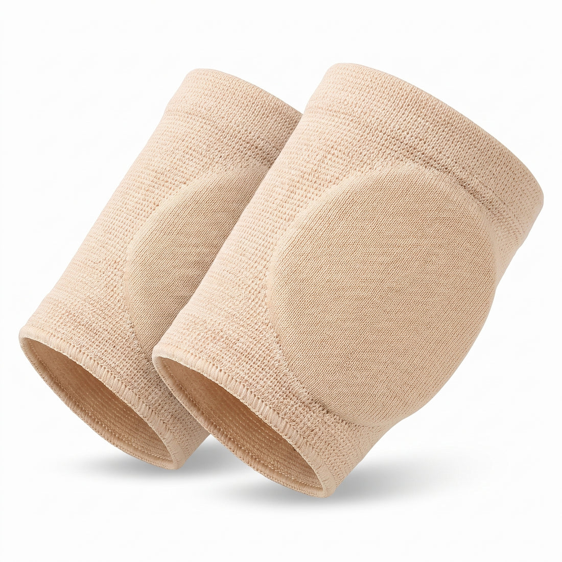Ett par beige kuddskydd för framfoten på vit bakgrund