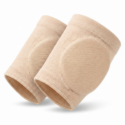 Ett par beige kuddskydd för framfoten på vit bakgrund