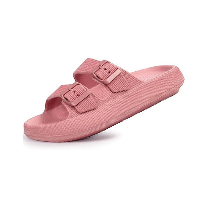 Rosa slip-in-tofflor med dubbla spännen på vit bakgrund