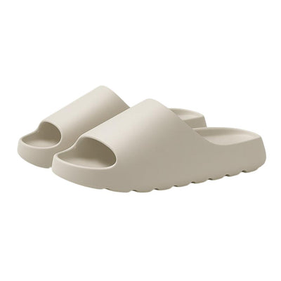 Beige lätta slip-in-tofflor i EVA på vit bakgrund