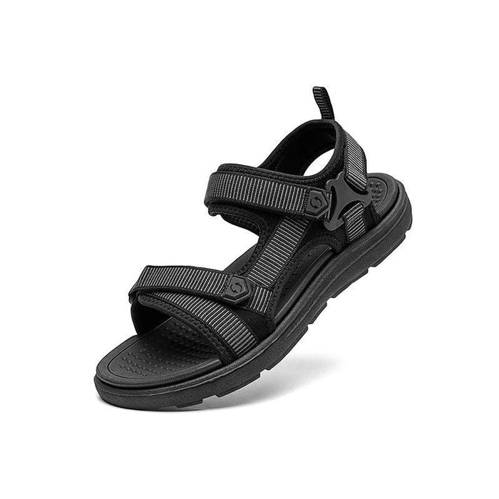 Svart stötdämpande sportsandal på vit bakgrund