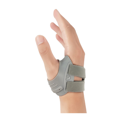 Grått tumstöd fäst runt höger hand