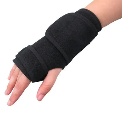 Hånd og underarm med justerbar sort håndledsbandage