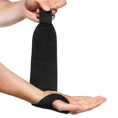 Händer som justerar handledsbandets rem innan den fästs