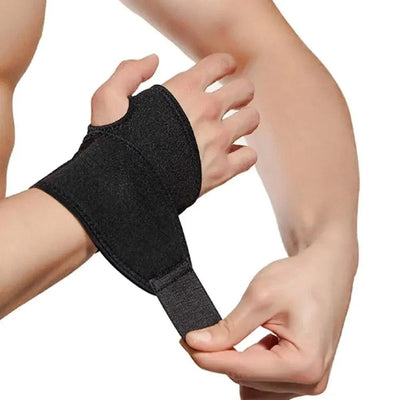 Handledsband fäst runt underarmen med kardborrestängning
