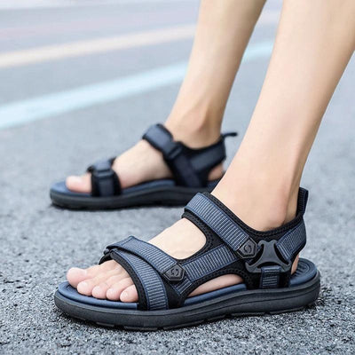 Blå stötdämpande sandaler vid promenad på asfalt