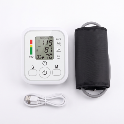 Verenpainemittari, mansetti ja USB-kaapeli tasolle aseteltuina
