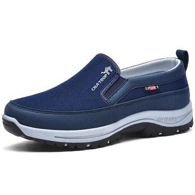 Sininen slip on -mukavuuskenkä pehmustetulla pohjalla valkoisella taustalla