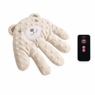 Beige björnhand med svart fjärrkontroll på vit bakgrund