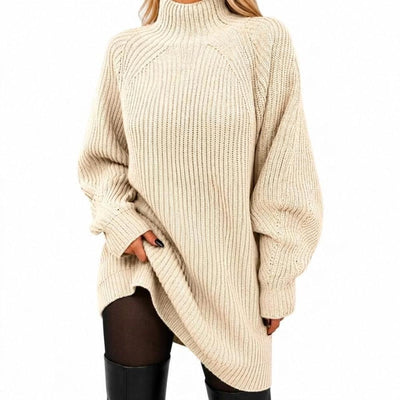 Beige ribbineulepusero pystykauluksella mustien sukkahousujen kanssa