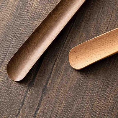 Nærbillede af glat træårefinish på skohornets bue