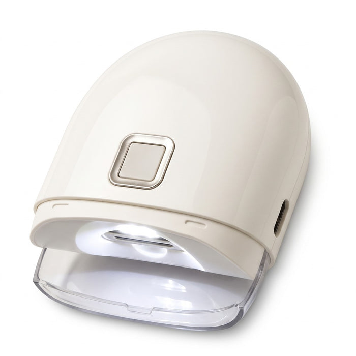 Elektrisk nagelklippare med LED-lampa på vit bakgrund
