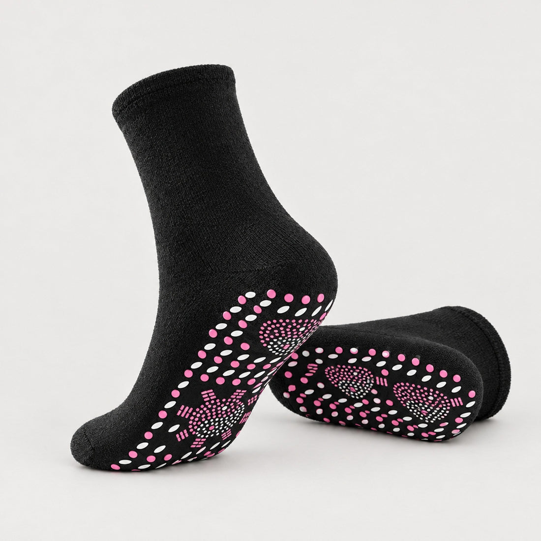Svarta strumpor med rosa och vita prickar på sulan