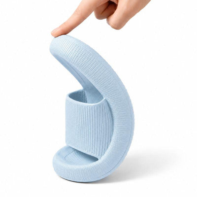 Blå slipper bøjet for at vise det fleksible EVA-skummateriale