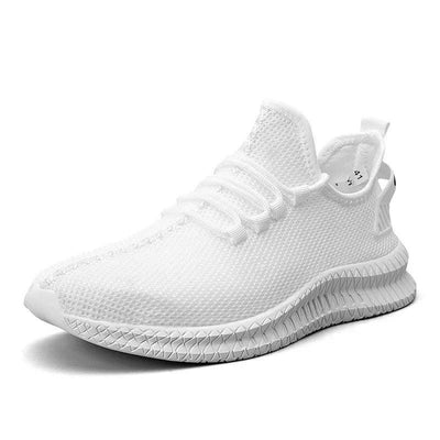 Vita luftiga sneakers med dämpande sula sedda snett framifrån