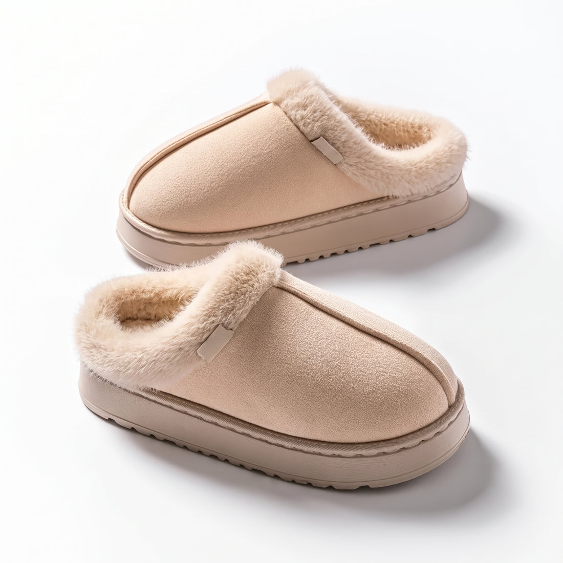 Beige fleeceforet hjemmesko på hvid baggrund