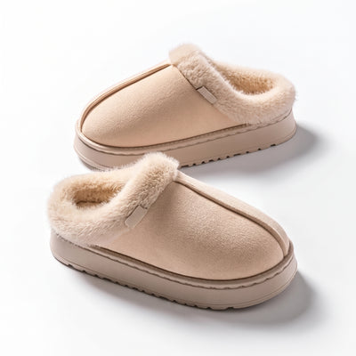 Beige fleeceforet hjemmesko på hvid baggrund